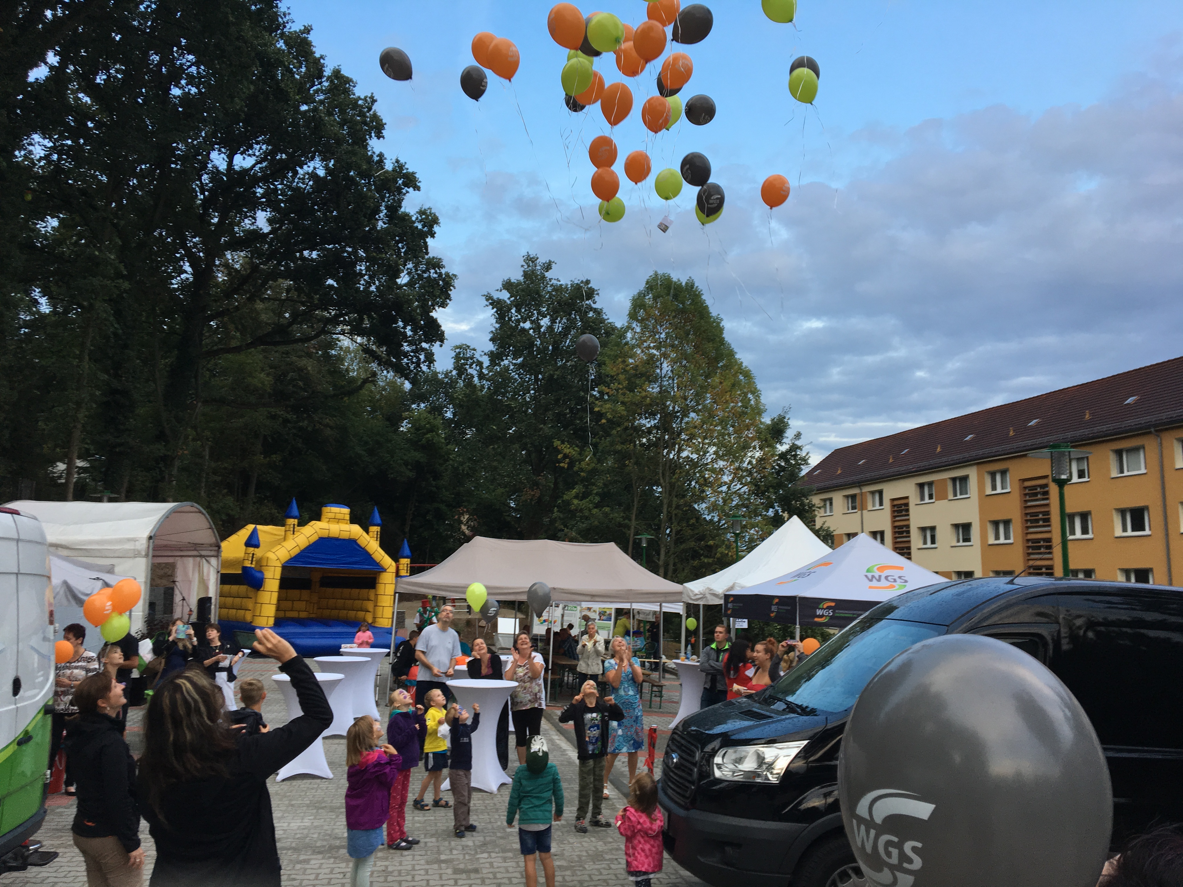 Zum Abschluss des Festes stiegen bunte, mit Helium gefüllte Luftballons in den Himmel.