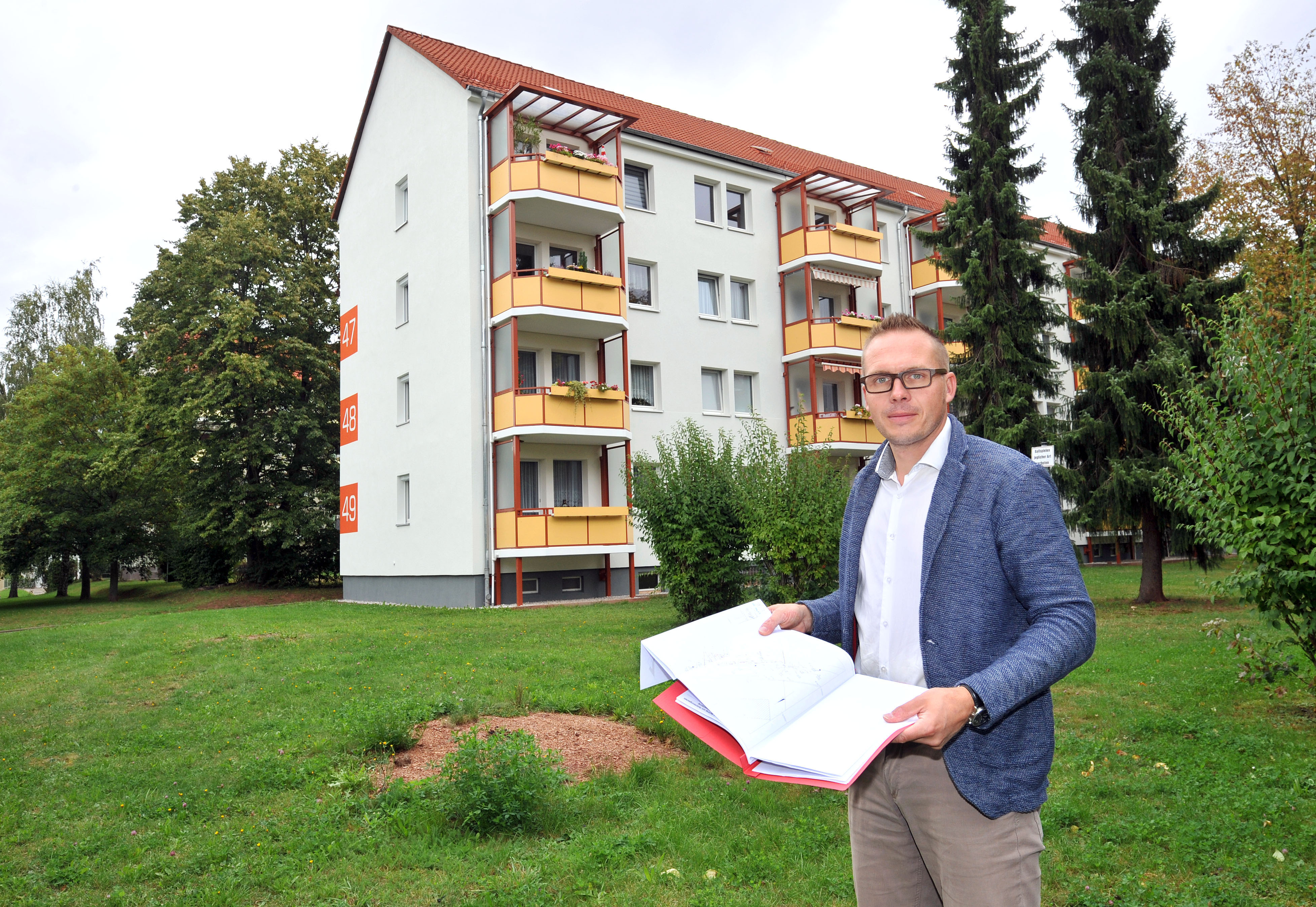 Michael Wied, Technischer Vorstand, zwischen sanierten Wohnblöcken in der Ernst-Thälmann- Siedlung.