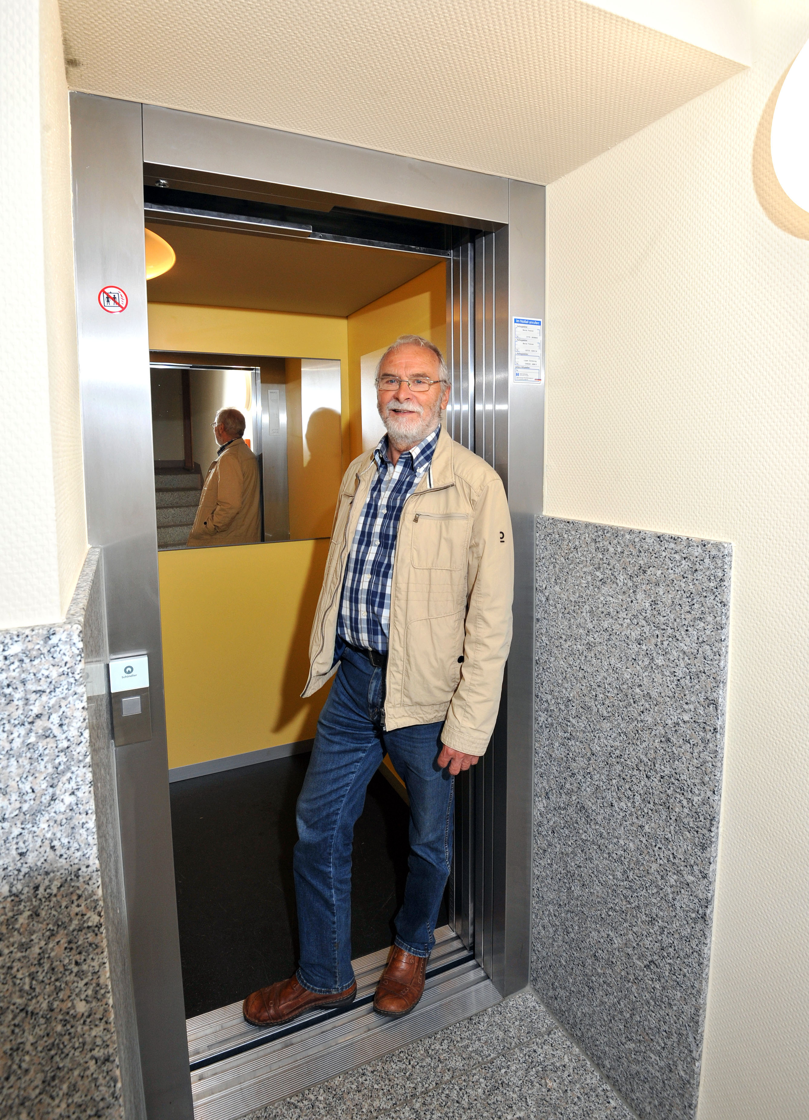 WGS-Prokurist Rainer Oehme in einem neu angebauten Lift