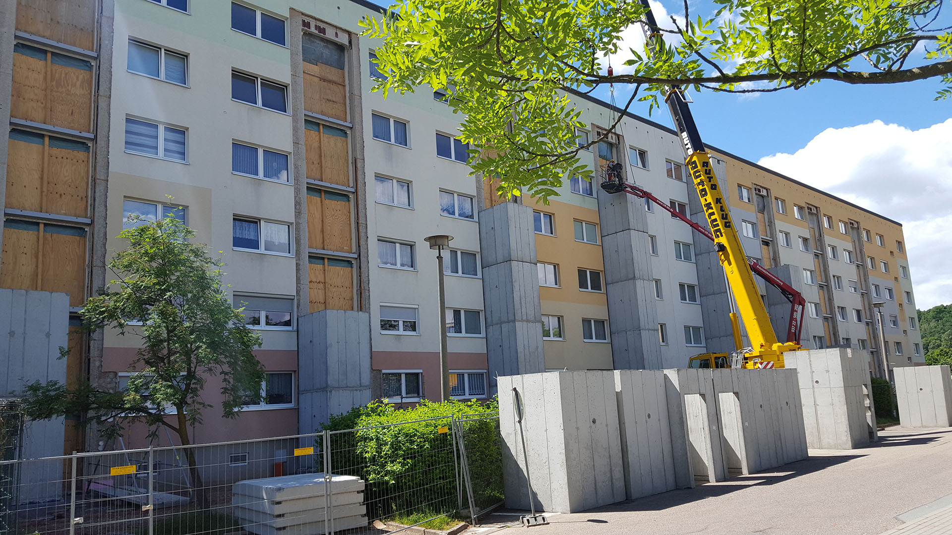 Am Großblock Südstraße 23 - 32 werden zehn Aufzüge angebaut