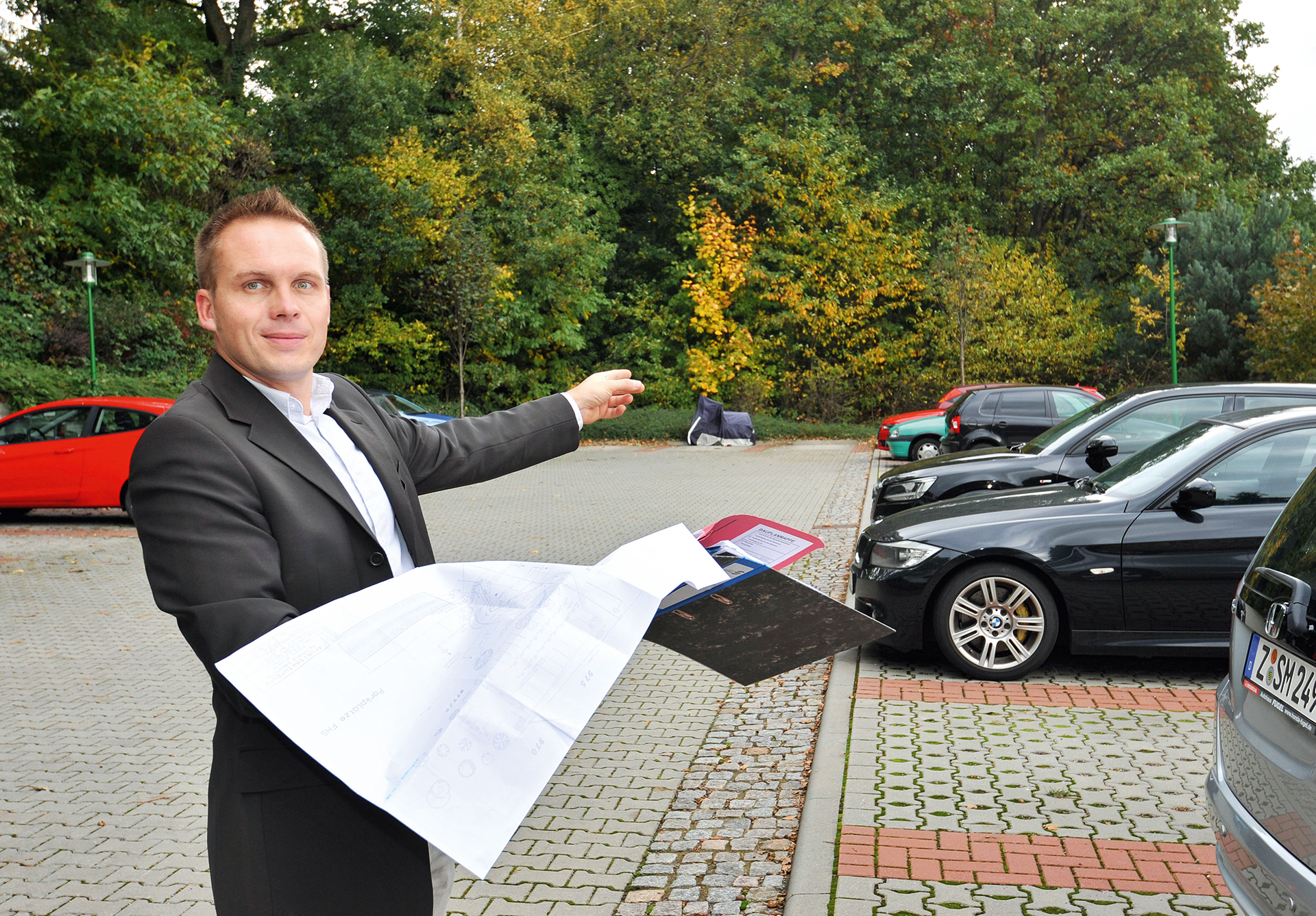 Michael Wied, Technischer Leiter, zeigt auf die Fläche für den geplanten Parkplatzbau in der Fritz-Heckert-Siedlung.