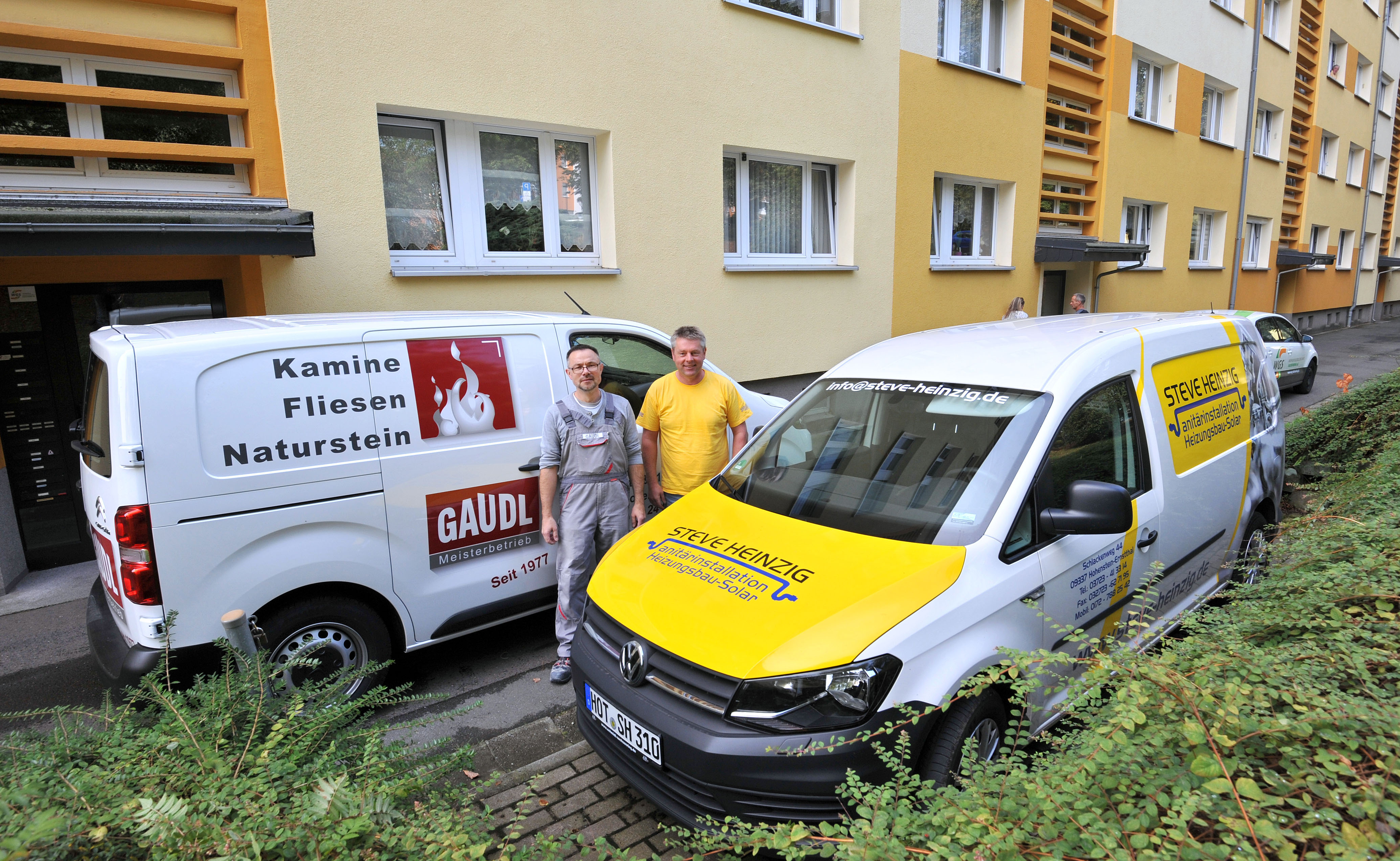 Sie waren mit anderen Firmen an den Badsanierungen beteiligt: Torsten Gaudl (Fliesen) und Steve Heinzig (Heizung/Sanitär).